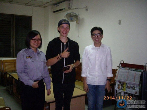 德男子赴臺(tái)旅游被司機(jī)丟車(chē)外 去警局嚇哭大呼丟臉