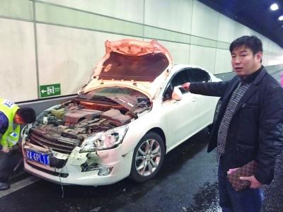 白色標(biāo)致車車頭嚴(yán)重?fù)p毀。