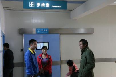 宇宇的父母和爺爺一直守候在手術(shù)室外。