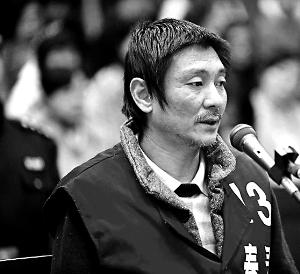庭審時，鄭東稱自己想隨女兒一起去，請求法院判他死刑立即執(zhí)行