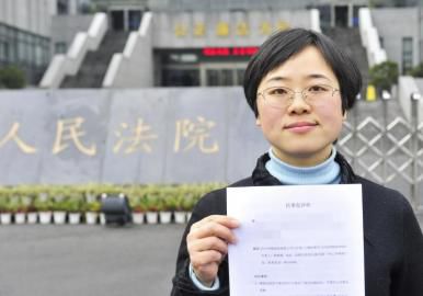 12月3日，起訴代理人出示公訴書。