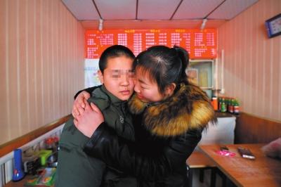 何女士找到了兒子小新后，把兒子緊緊抱在懷里。京華時報記者趙思衡攝