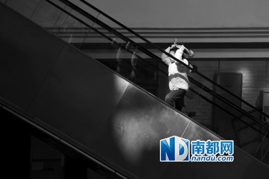 12月12日上午，正佳廣場內(nèi)，任淘淘在扶梯上奔跑玩耍。