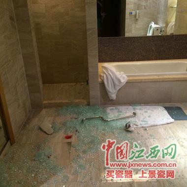 南昌一酒店玻璃門(mén)爆裂顧客多處割傷 店方拒賠償