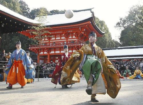 京都市左京區(qū)的下鴨神社舉行新年例行活動“蹴鞠”。