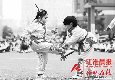 兩名小朋友在進(jìn)行武術(shù)對打表演。