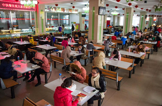 圖為在食堂內(nèi)復習的學生。