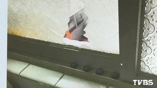 婦人家的窗戶被打出大洞。圖自TVBS網(wǎng)站