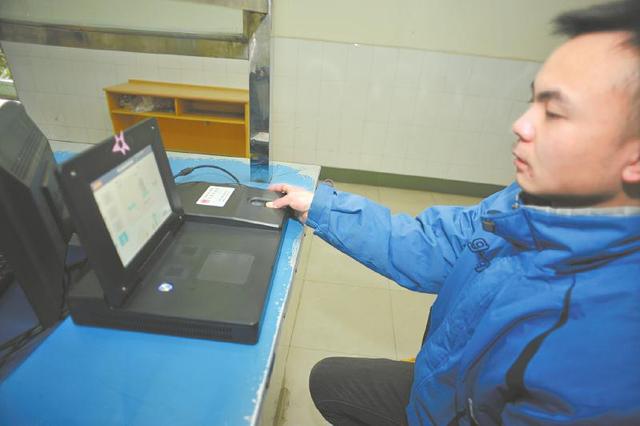 高考報(bào)名錄入指紋開始執(zhí)行,在校生由學(xué)校統(tǒng)一錄入。