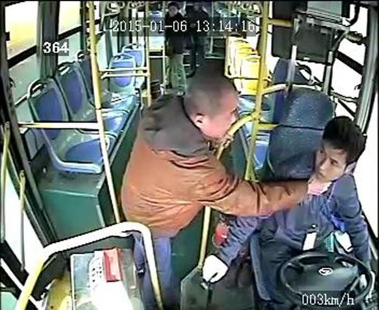 車載監(jiān)控視頻顯示，806路公交車司機袁宋林在車輛行駛中拒絕一乘車男子提出停車的要求后，遭到該男子的反復毆打。視頻截圖