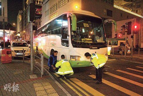 據(jù)香港明報報道，香港西九龍昨(8日)發(fā)生追趕村巴釀成的奪命車禍。