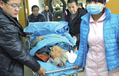 排隊(duì)領(lǐng)免費(fèi)白菜，86歲老太摔倒顱內(nèi)出血。