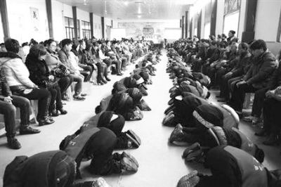 學生們在老師的指導下，一起給父母下跪謝恩。微博截圖