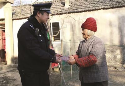 民警將戶口本交給陳奶奶。