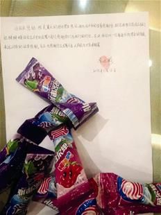為表謝意，他特意買來20根棒棒糖送給民警。