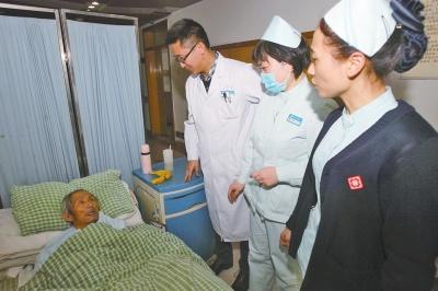 老人病治好了，可他卻一直躺在醫(yī)院的病床上。
