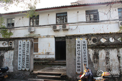 文成縣府大院除了主樓外，其他的基本為磚木結(jié)構(gòu)的兩層小樓