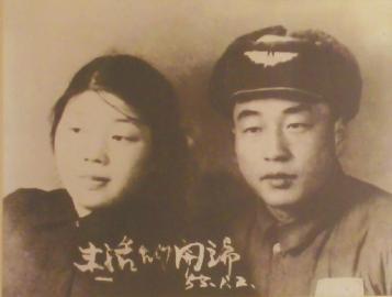 當(dāng)年的結(jié)婚照老人還保留得很好。