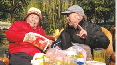 結(jié)婚60年，梁玉芹婆婆和王再功爺爺恩愛如初。