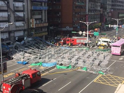 臺北市寧波東街和羅斯福路交叉口23日有腳手架倒塌，占據(jù)車道。臺灣“中央社”
