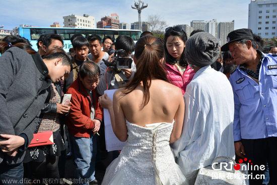 征婚引發(fā)民眾圍觀。