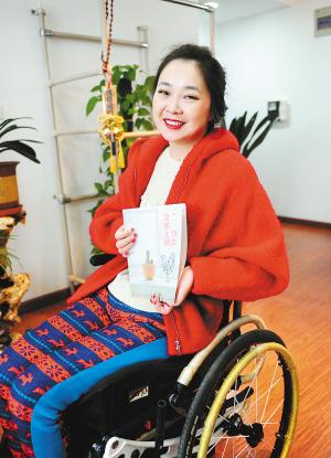 昨天下午，記者在鳳城八路的一個(gè)小區(qū)里，見(jiàn)到了輪椅上的28歲女孩兒劉燚。2009年夏天，因?yàn)橐粓?chǎng)車禍，她高位截癱，醫(yī)生宣布她“從此再也沒(méi)有生活質(zhì)量”，可就是這個(gè)輪椅上的西安女孩，在2012年，和父母一起完成了一趟28個(gè)國(guó)家的旅行，而靠著僅有的能動(dòng)的一個(gè)小拇指，她用一年多的時(shí)間，在電腦上敲出了這次旅行的游記，并集結(jié)成書(shū)，取名《一切都沒(méi)那么糟》。