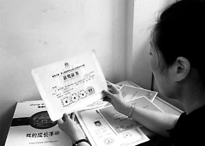 思念小寶的時候，李女士就一遍遍整理孩子留在家里的物品。