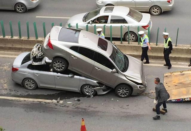 交警正在將兩車分開。
