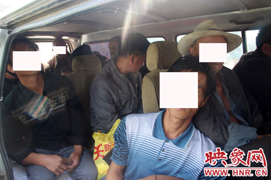 一輛8座的面包車竟然擠進17個人。
