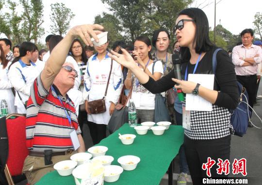 圖為外國友人品嘗揚州炒飯。