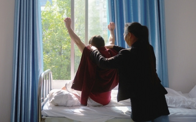 出院前，窗外透進一道陽光，打在他的身上。
