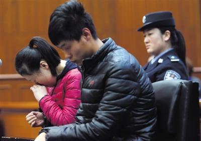 昨日，因殺死自己的親生兒子，被告人王某受審，其男友喬某則因涉嫌幫助毀滅證據(jù)罪受審。