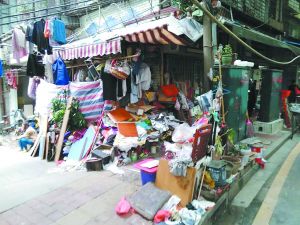 工作人員清理前，阿姨家周圍垃圾如山。