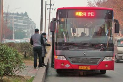 1月6日下午，資陽(yáng)一輛15路公交車?？吭诋?dāng)時(shí)事發(fā)車站。