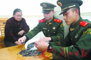 手機(jī)內(nèi)存卡因體積小、價(jià)值高，成為水客走私的“新寵”。圖為邊防官兵正在清點(diǎn)走私物品。