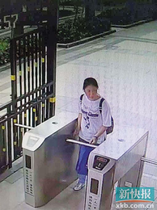 小區(qū)監(jiān)控拍到,保姆“李晴”于14日下午1時55分背著官女士的背包離開。均為當事人供圖