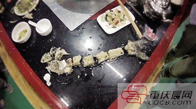 拼出魚(yú)骨，推斷魚(yú)沒(méi)有3斤8兩。 本報(bào)記者 平索茜 攝