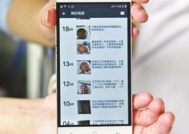 楊曉華的上百條朋友圈記錄了她陪伴男友抗病的歷程。
