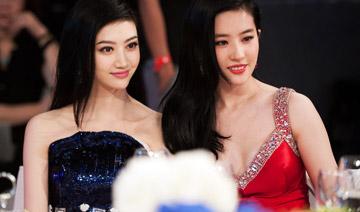 除了白，在合影中還有另外一個(gè)制勝法寶，就是——高。
