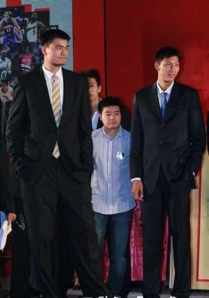 鄧超夫婦以及于嘉、林書豪，放在人群里都是不錯(cuò)的身高，顯然，他們選錯(cuò)了參照物。