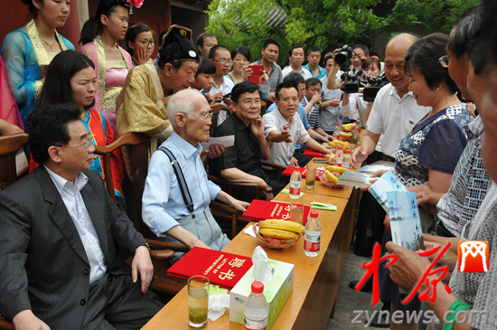 余光中、汪國真做客杜甫故里 共話詩圣家國情懷