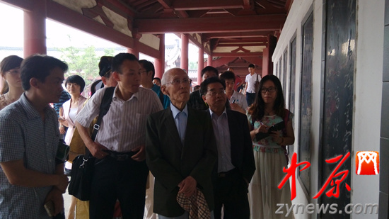 余光中、汪國真做客杜甫故里 共話詩圣家國情懷