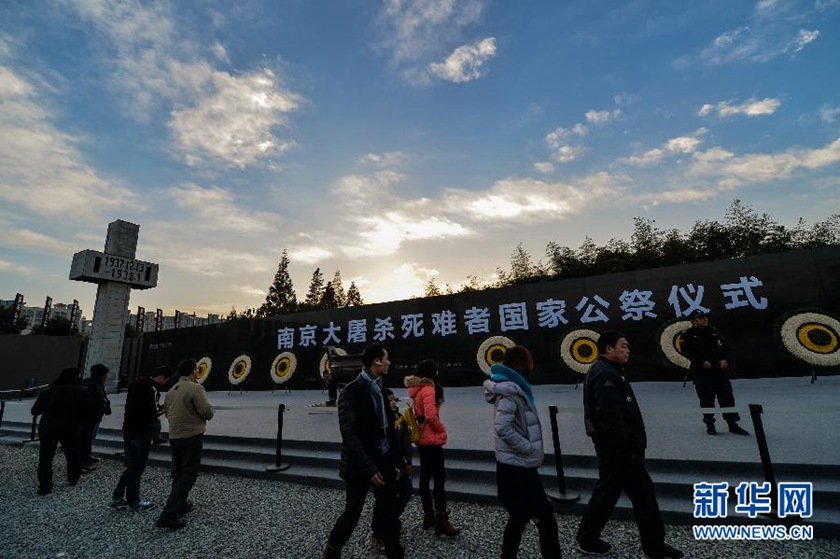 12月14日,觀眾在侵華日軍南京大屠殺遇難同胞紀(jì)念館國(guó)家公祭儀式會(huì)場(chǎng)參觀。新華社記者 沈鵬 攝　