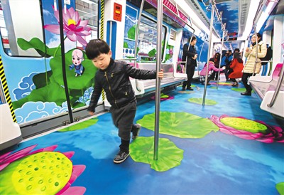 圖為試乘乘客流連忘返。