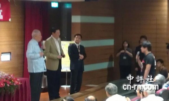 　大陸交換學(xué)生針對演講內(nèi)容，頻頻問李登輝，雙方一來一往。(中評社黃文杰攝)