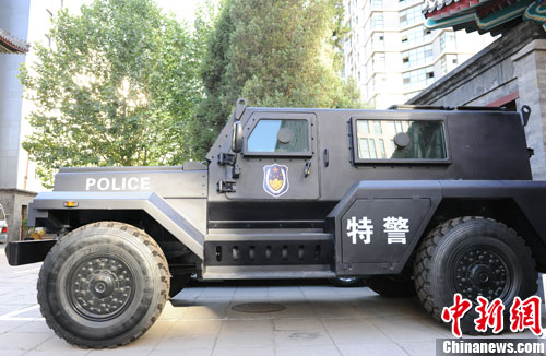 　　國產(chǎn)輕型聯(lián)合越野戰(zhàn)車側(cè)面照。張龍云攝