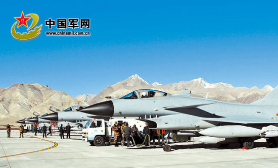 后勤官兵進駐雪域高原機場提供后勤支撐。解放軍報特約記者 劉應(yīng)華攝
