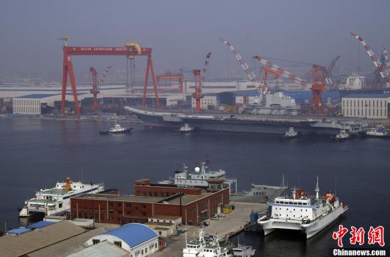 8月30日9時(shí)30分許，中國(guó)航母平臺(tái)在經(jīng)過第十次海試后，平穩(wěn)地?？吭谶|寧大連港碼頭。