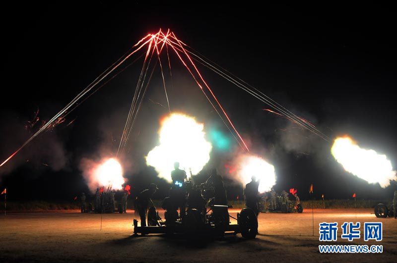 直擊南京軍區(qū)炮兵防空兵夜間瀕海實彈演練