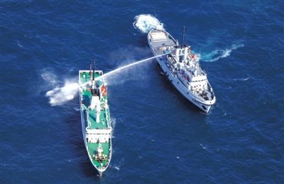 昨日，東海某海域，東海艦隊(duì)拖船使用高壓水炮為地方執(zhí)法船滅火